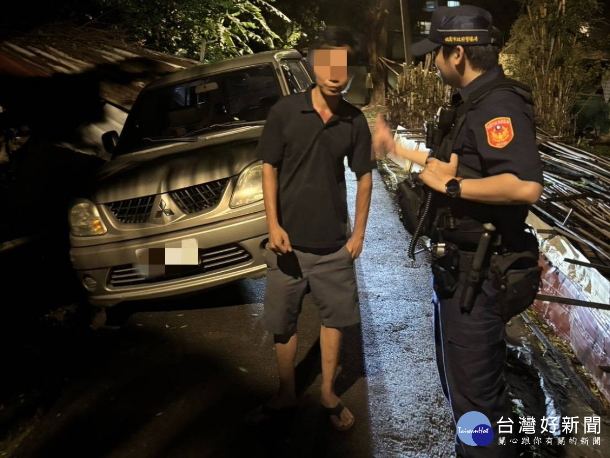 移工駕車掉落排水溝卡頓，壢警團隊深夜分工助脫困。