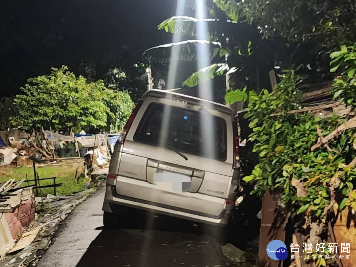 移工駕車掉落排水溝卡頓,壢警團隊深夜分工助脫困。
