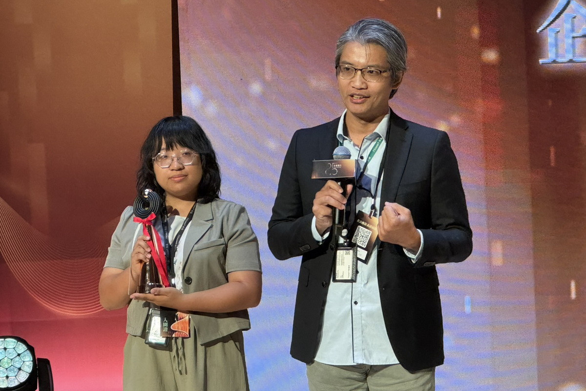 中嘉寬頻|北健「墓之物語」獲最佳企編獎,杜懷聖與劉雨婷兩人獲獎致詞。