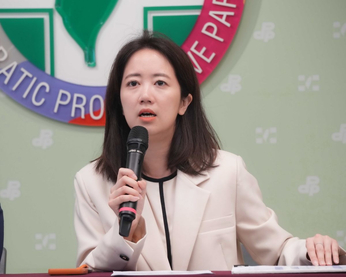 圖/戴瑋姍反批,黃國昌在核電議題上的(挺核、反核)立場前後不一,「換了政黨換了腦袋」,毫無理由的大幅轉變立場。(民進黨提供)