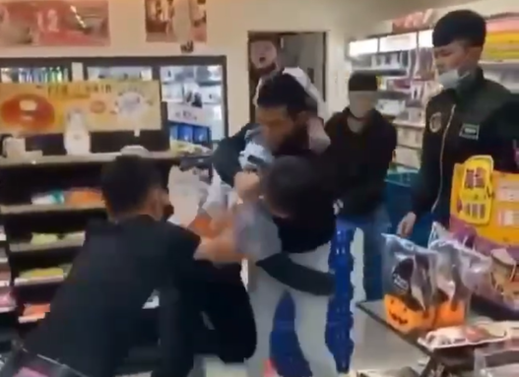 影/超商大亂鬥!5男圍毆店員鎖喉猛踹打成一團 影片瘋傳引熱議