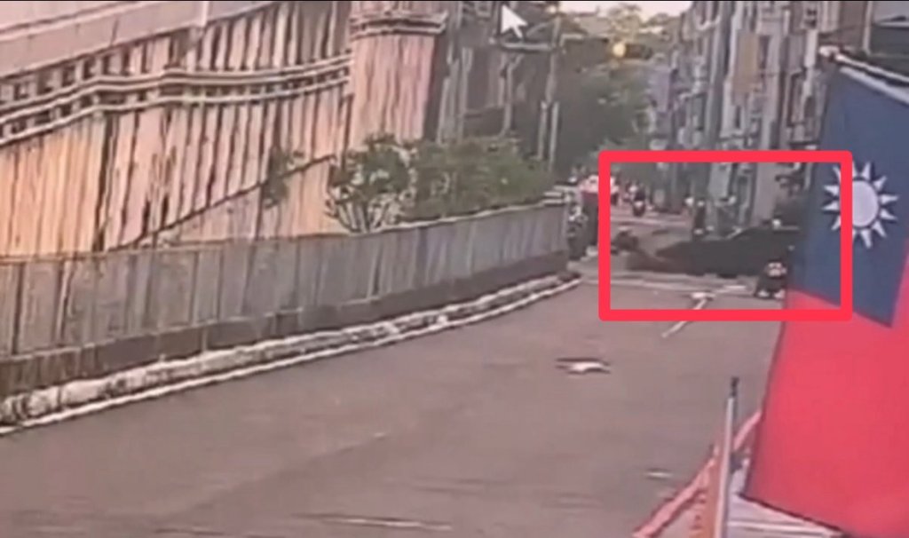 高雄道奇轎車右轉未禮讓-18歲騎士直行遭撞摔傷送醫
