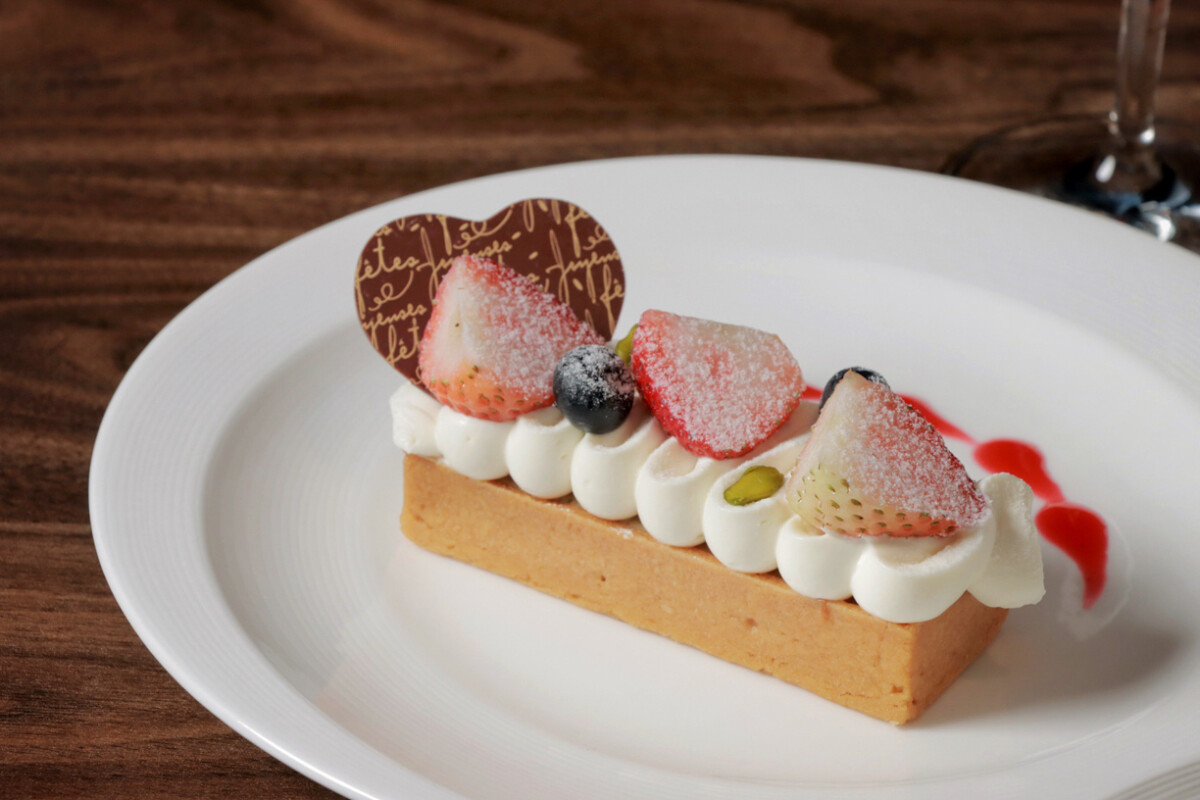 ▲義大利西西里島嚴選開心果製成的莓果醬塔，質地細膩滑順、濃郁芳醇，綻放純淨天然的堅果馨香。（圖/高雄洲際酒店提供）