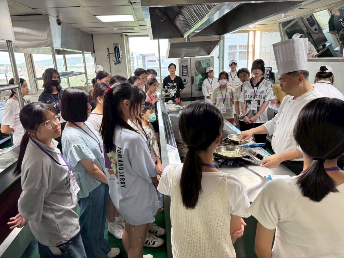 ▲圖說: 爆漿VS爆香對決站:比薩與芒果大福製作。( 記者李堂安攝)