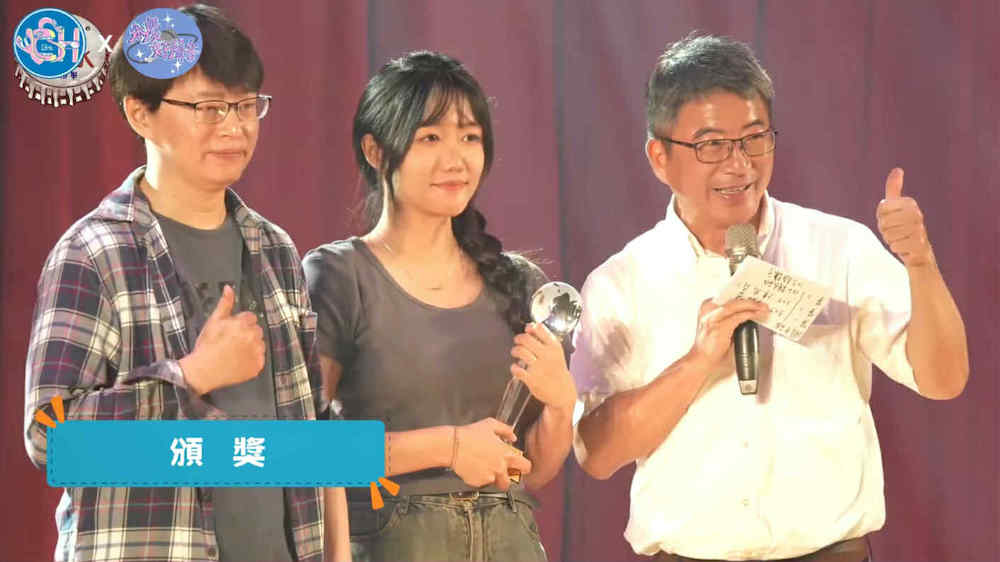 嘉義縣立永慶高中郭春松校長(右)為永慶好聲音歌唱比賽冠軍的蔡依璇同學(中)賀采。((圖/永慶高中提供)