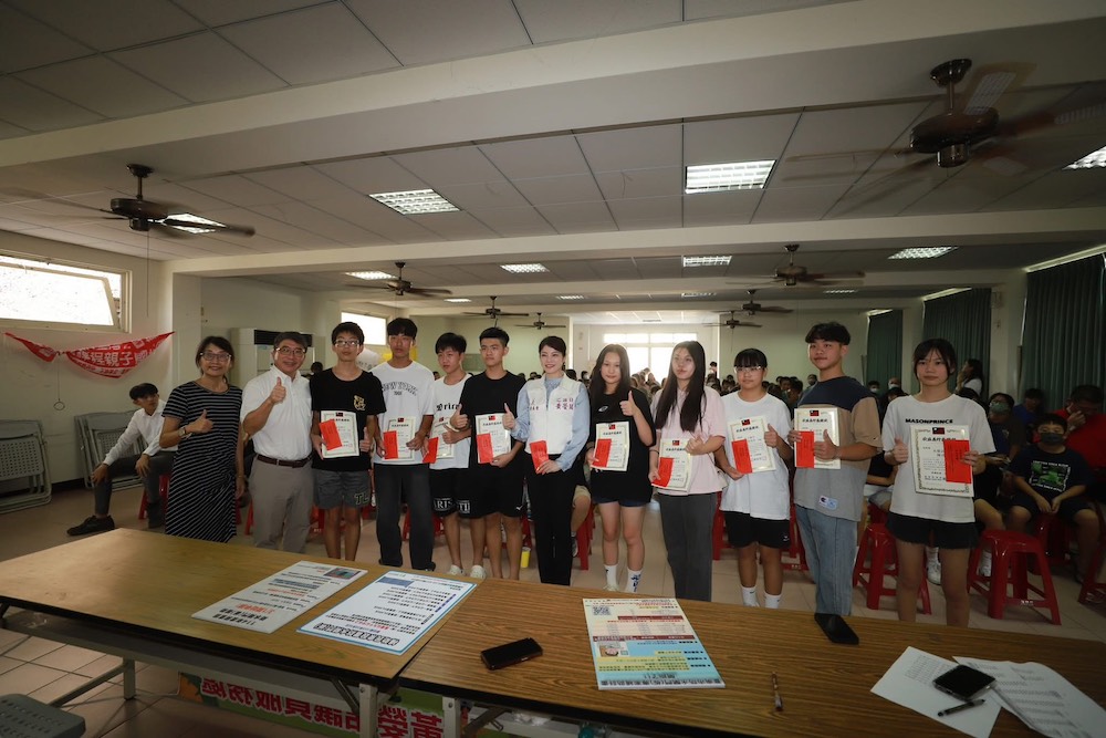 黃嫈珺議員親自主持，嘉義縣護小草成長協會代表頒發位志工新台幣2000元助學金，以資鼓勵與感謝。（圖/讀者張小姐提供）