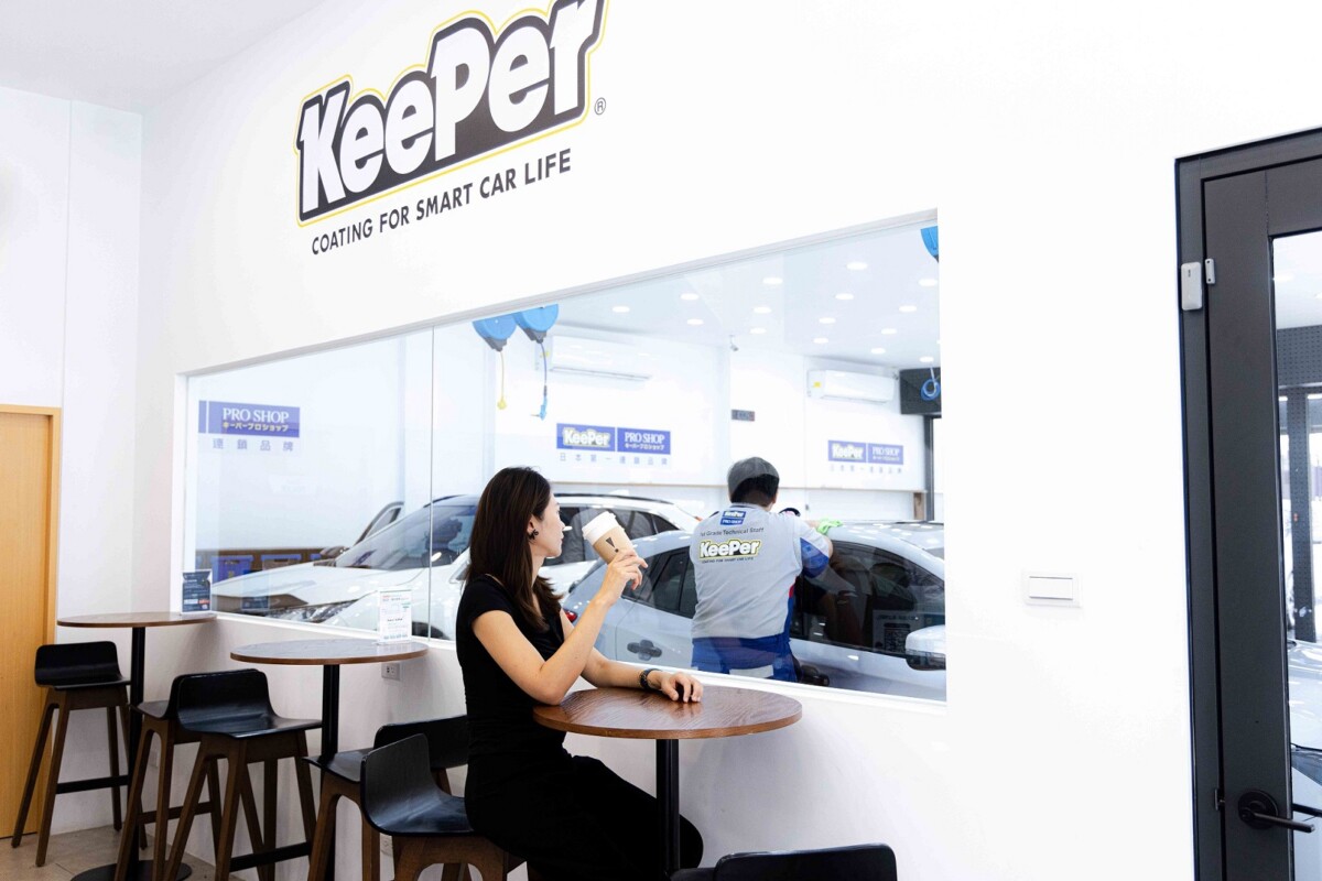 ▲KeePer_PRO_SHOP亞灣店依循一貫的明亮寬敞日式風格，規劃專屬客休室，顧客可透過玻璃窗欣賞技師的精湛施工，讓洗車鍍膜化身一場視覺饗宴。（圖/業者提供）