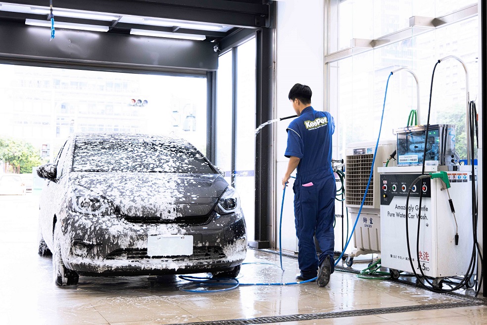 ▲KeePer_PRO_SHOP洗車全程採用來自日本的RO逆滲透純水設備，有效減少水垢與礦物質殘留，確保車身光潔如新。（圖/業者提供）