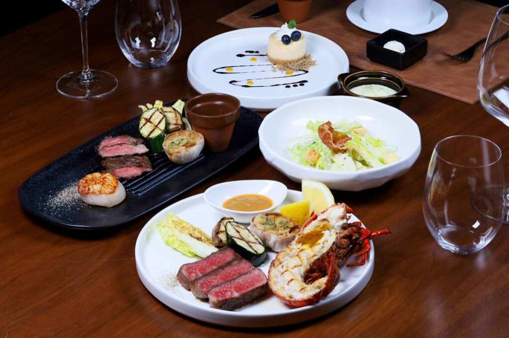▲皇饕牛排館平日推出奢華午餐饗宴,澳洲水姑娘龍蝦雙拼美國肋眼心牛排,海陸雙饗一次滿足。(高雄萬豪酒店提供)