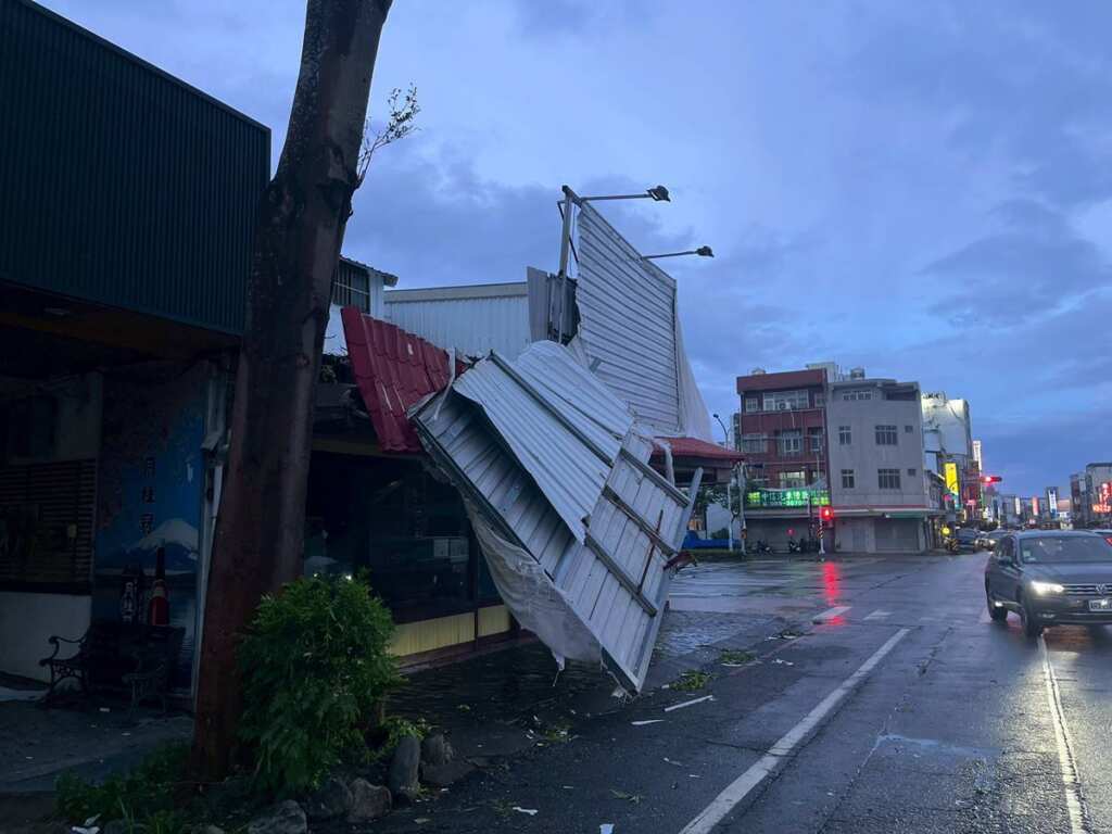▲臺東縣政府特別呼籲民眾留意房屋建築物及招牌廣告的安全維護，加強固定設施，提早作好防災應變準備，民眾於道路通行時也請多注意危險廣告物，避免意外發生座。