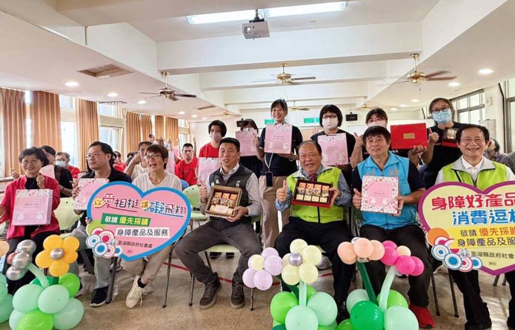 ▲澎湖縣身心障礙福利服務中心舉辦「114年度中秋產品發表活動」,縣長陳光復親臨現場,率先認購480盒中秋禮盒,以實際行動傳遞愛與支持,並呼籲社會各界踴躍訂購。