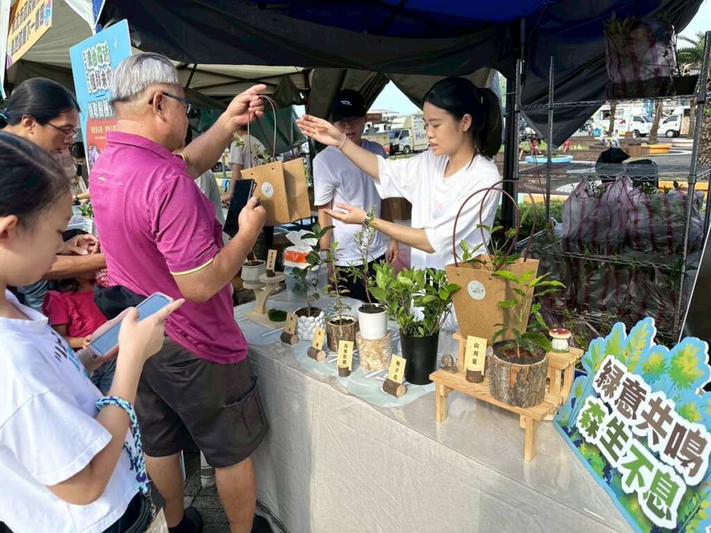 ▲民眾只需於現場註冊成為「為地球種下一棵樹」植樹網站會員即可免費領取樹苗一株。