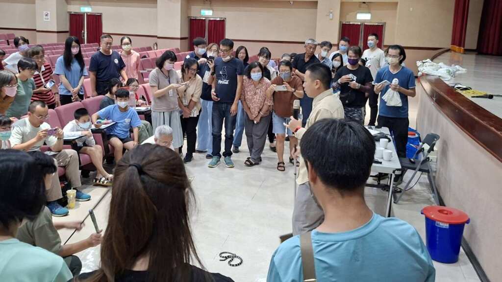 ▲講師介紹運用簡易器具進行防治與安全驅離。