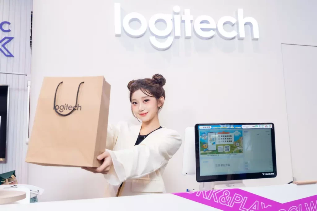 李珠珢貼心為粉絲精選出他最喜愛的 Logitech 與 Logitech G 產品清單 分別公開雙品牌各自推薦的 TOP 5 愛用品