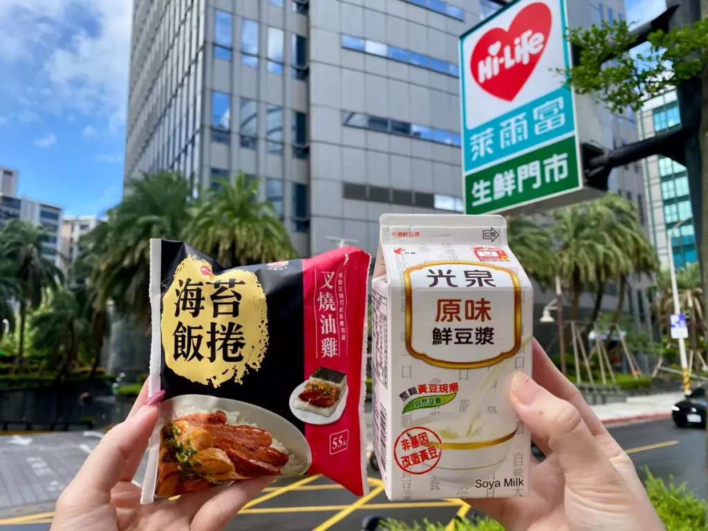 「海苔飯捲-叉燒油雞」在上午6時至9時的早餐時段搭配指定飲品69元,其他時段購買合購優惠價79元。