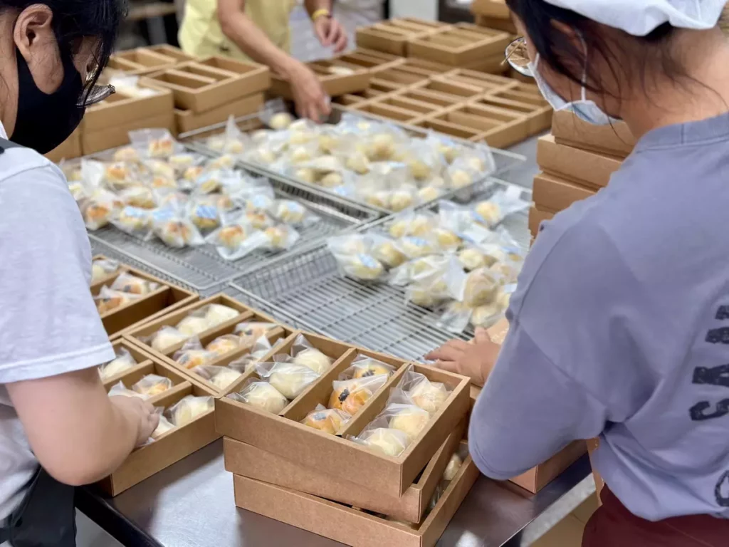 家庭照顧者親手包裝的中秋月餅禮盒,凝聚自立力量,也傳遞社會的支持與祝福。(芥菜種會提供)