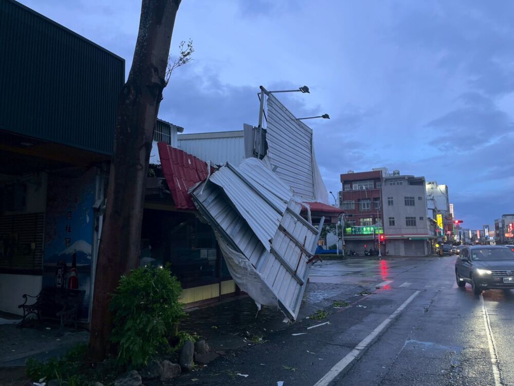 不敵強風台東多處招牌毀損 台東縣府籲強化固定防無預警掉落 184 不敵強風台東多處招牌毀損 台東縣府籲強化固定防無預警掉落 183