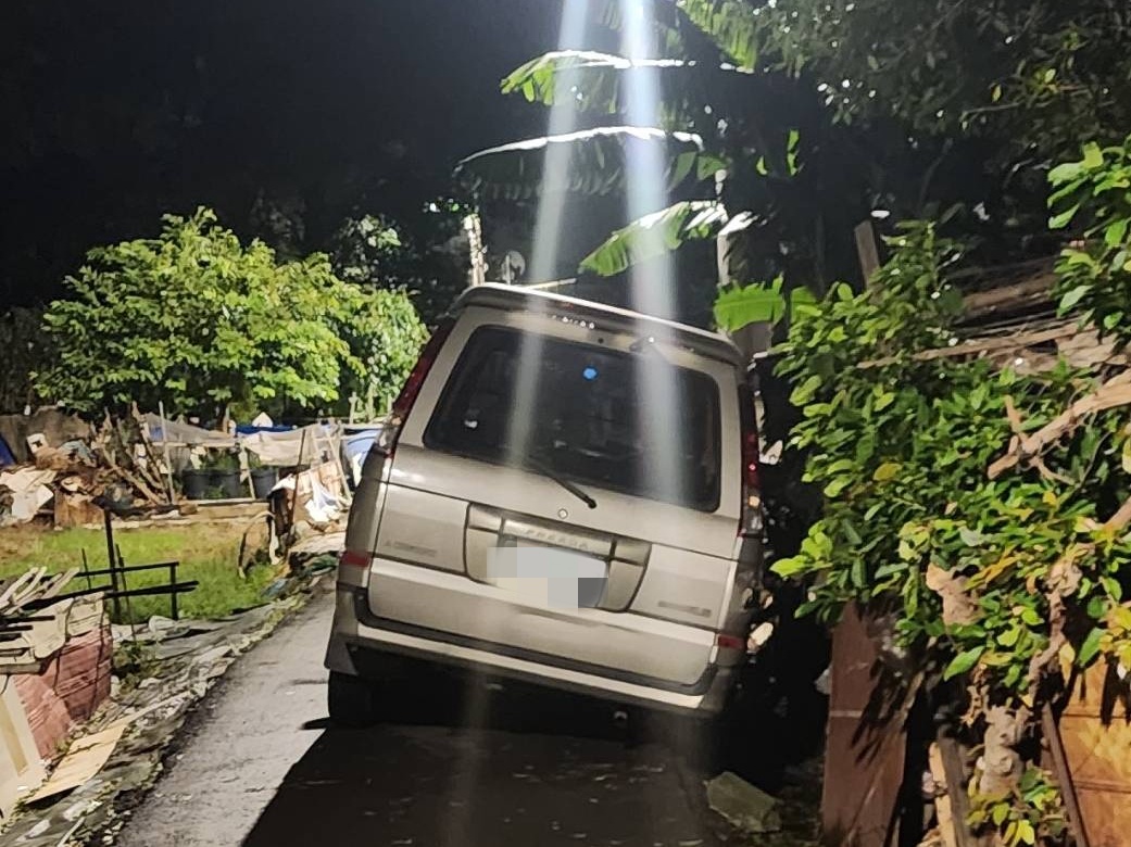 尷尬!車子深夜卡進水溝無法動彈 壢警及時伸援 6465hz 1