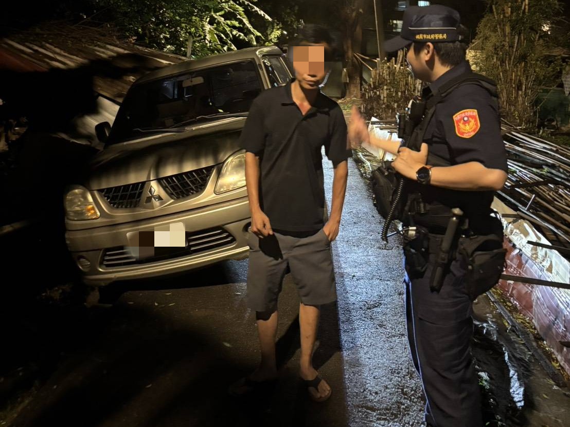 尷尬!車子深夜卡進水溝無法動彈 壢警及時伸援 6465hz 2