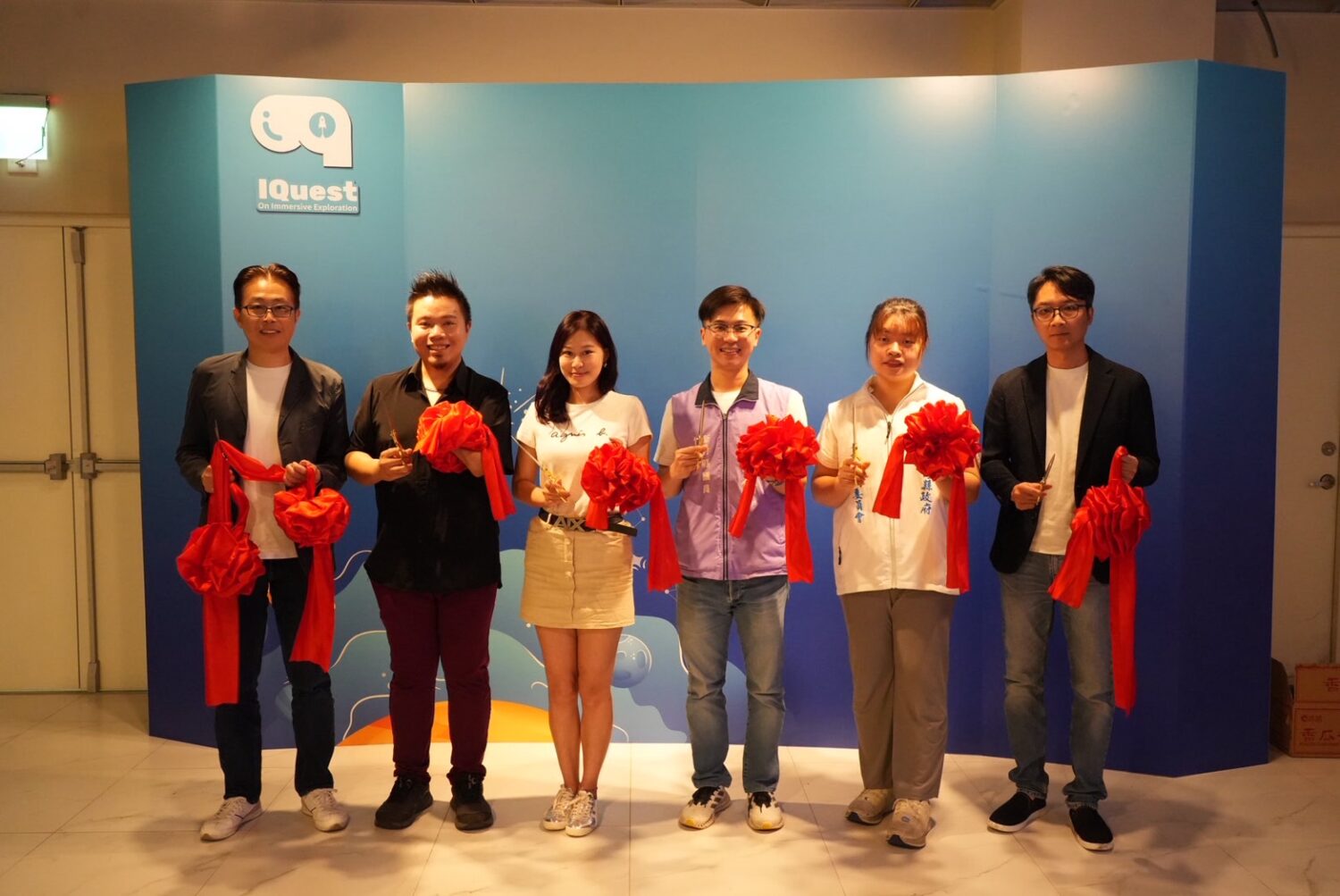 IQUEST 旗艦館開幕典禮,多位貴賓齊聚手持紅綵剪刀合影,見證竹北沉浸式娛樂新地標啟用。(圖/記者林照東攝)