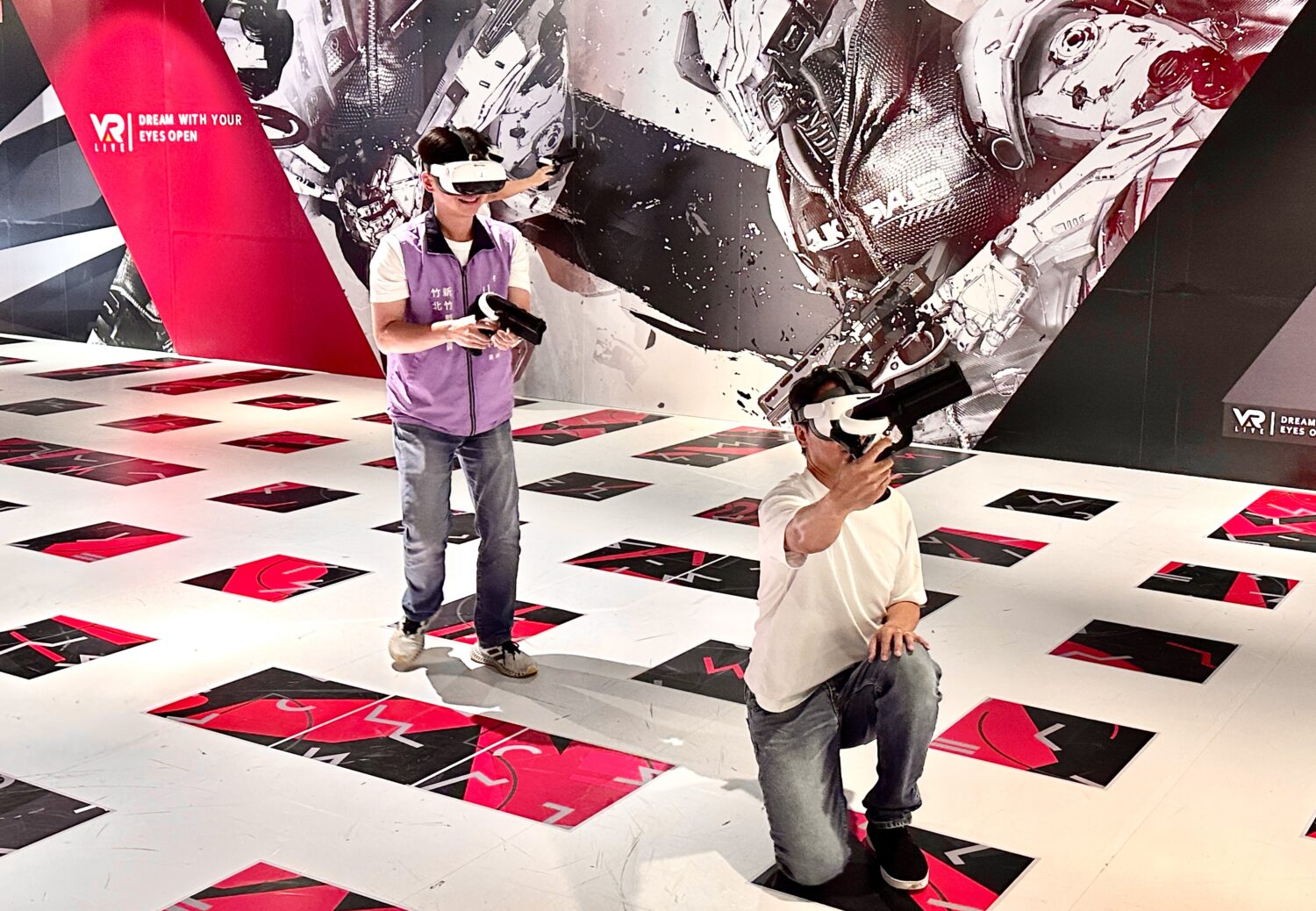 VR 射擊對戰實況,參與者化身戰士穿梭虛擬戰場,近距離感受槍戰臨場感。(圖/記者林照東攝)