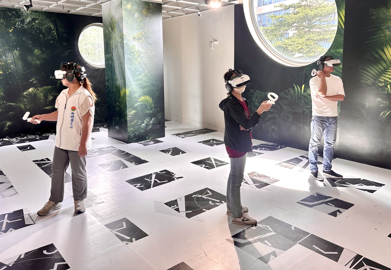 貴賓體驗 VR 沉浸式場景,佩戴專業設備在虛擬叢林世界中探索,感受 360 度互動樂趣。(圖/記者林照東攝)