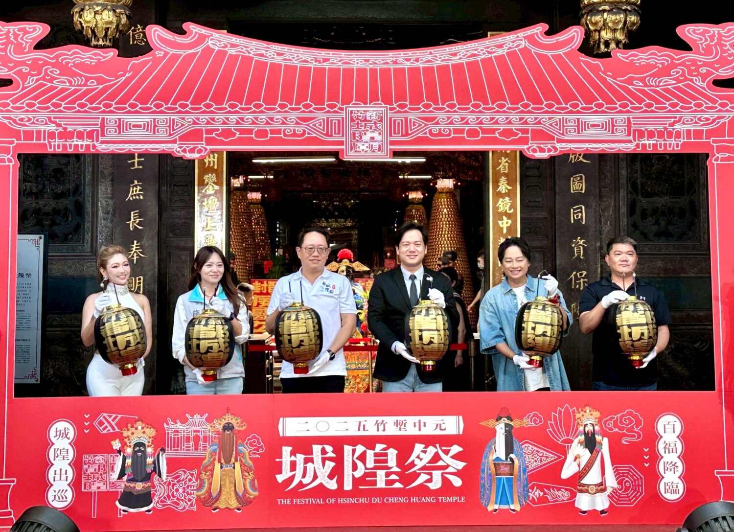2025竹塹中元城隍祭啟動儀式,貴賓手持象徵威儀與祈福的烏紗燈合影留念。(圖/記者林照東攝)