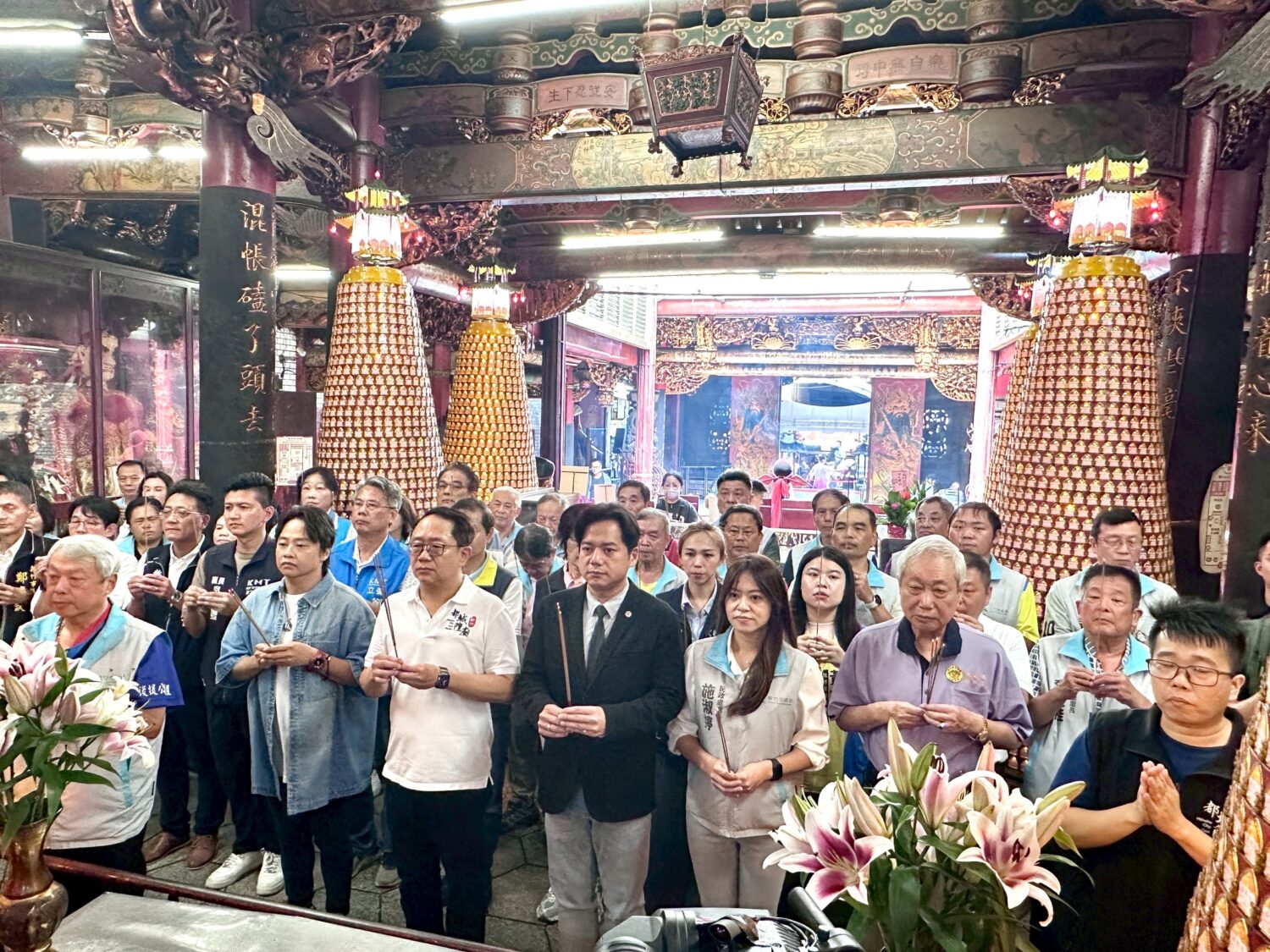 新竹市長邱臣遠與多位貴賓齊聚新竹都城隍廟焚香祈福,為2025竹塹中元城隍祭揭開序幕。(圖/記者林照東攝)