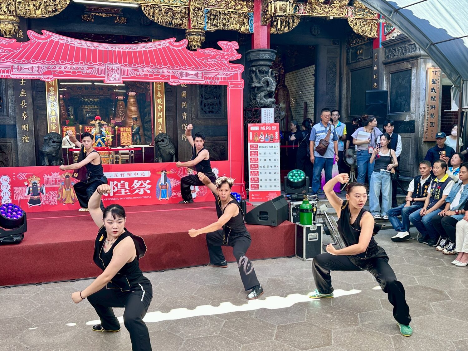 開幕活動現場,威靈武術團以精湛身手展現城隍爺威武護佑的精神。(圖/記者林照東攝)