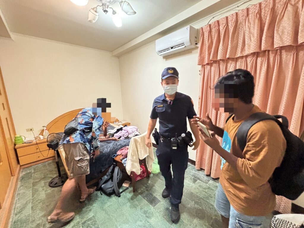 警方深夜協助外籍學生尋獲失聯室友。(圖/記者薛秀蓮 翻攝)