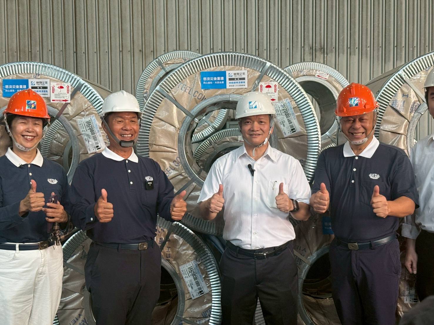 ▲颱風災後重建加速!慈濟×燁輝企業捐贈鋼板助災民。