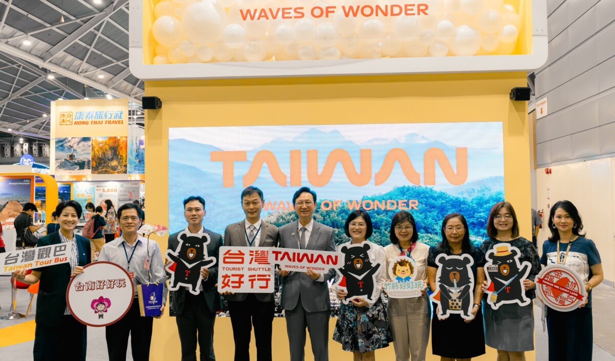 ▲駐新加坡台灣代表處童振源大使(左5)、觀光署黃荷婷副署長(右5)、觀光署駐新加坡施志忠主任(左4)、台灣觀光協會曹惟翔副秘書長(左1)及地方政府、航空公司代表等貴賓為臺灣館揭開序幕。