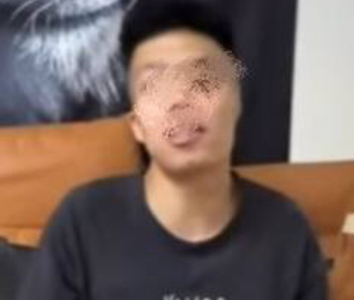 ▲廖姓男子在鏡頭前直播分享詐騙手法，態度輕佻挑釁，民眾憤慨不已！