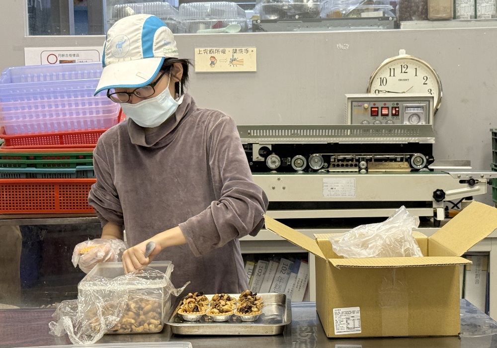糕菲庇護工場 助慢飛天使展翅高飛 1 ▲員工細心製作堅果塔,並仔細排列整齊。(圖/糕菲庇護工場提供)