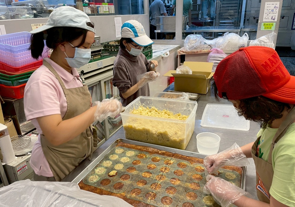 糕菲庇護工場 助慢飛天使展翅高飛 2 ▲員工用雙手一個個仔細捏,專注製作杏仁餅,要給顧客最用心的餅乾。(圖/糕菲庇護工場提供)