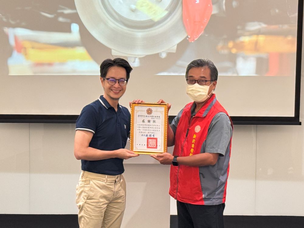助退除役官兵掌握科技職涯契機 新北榮職場體驗訪〈特斯拉〉 2 《圖說》李毓錫副處長(右)頒贈榮服處感謝狀,感謝台灣特斯拉汽車有限公司熱心協助辦理企業參訪活動,由政府事務經理樊品甫(左)受獎。〈新北榮服處提供〉