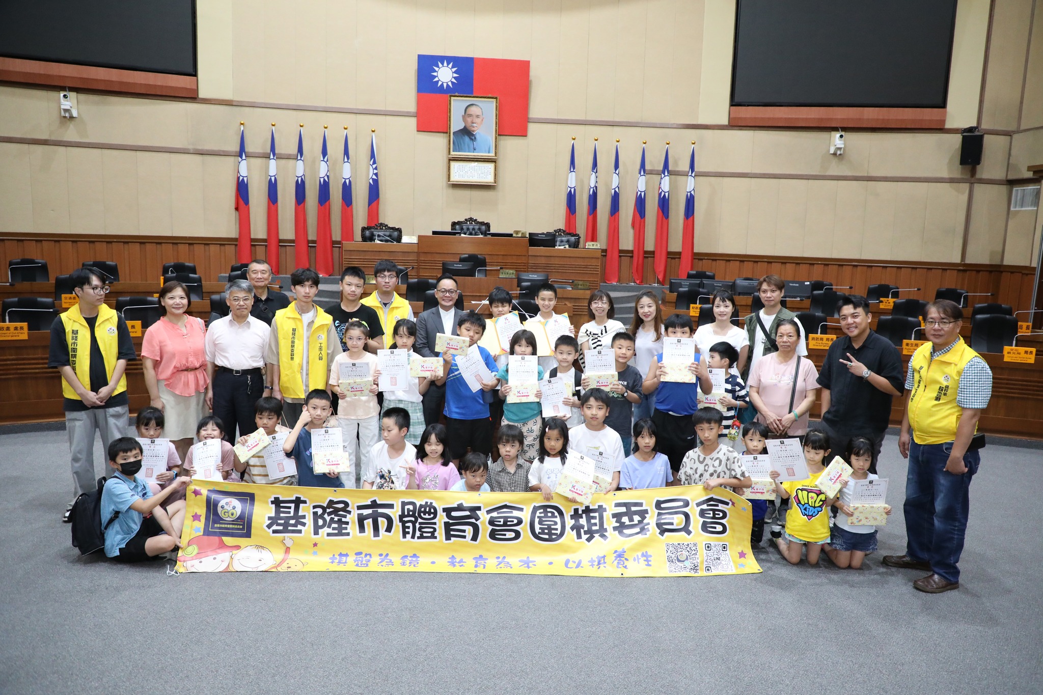 圍棋小棋士參觀基隆市議會 埋下未來公共服務種子