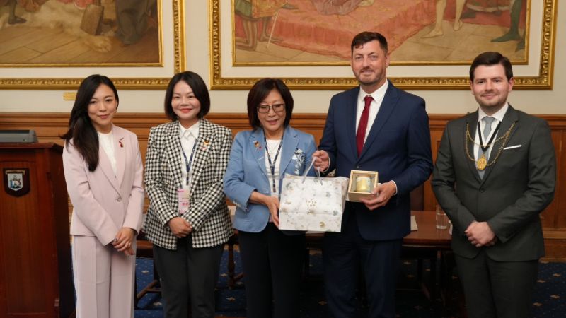 漾新聞|康裕成率團訪英　快閃街頭高歌融入藝穗節