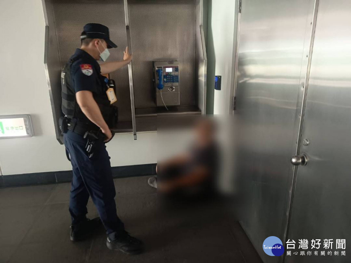 色男捷運手扶梯偷拍短裙辣妹，桃捷警當場查獲送辦。