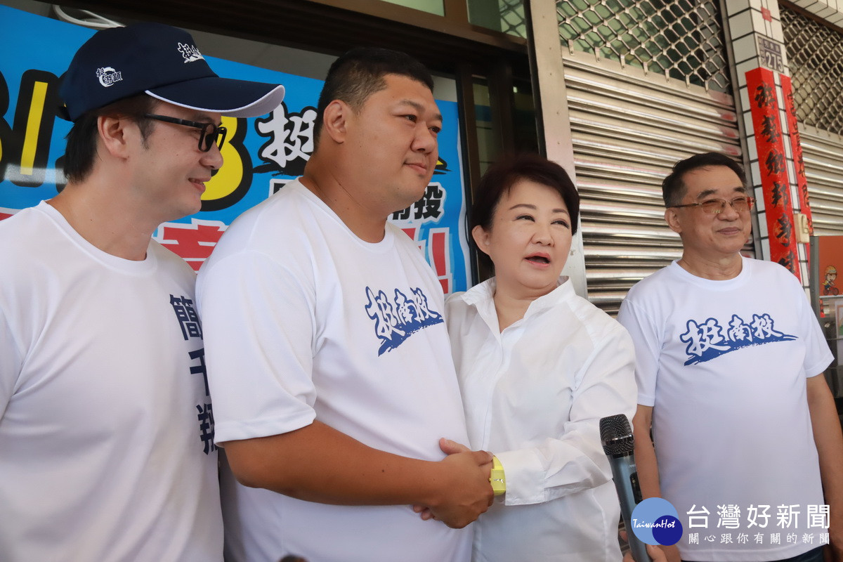 盧市長心疼游顥，邊拍肩邊緊握鼓勵加油。（記者扶小萍攝）