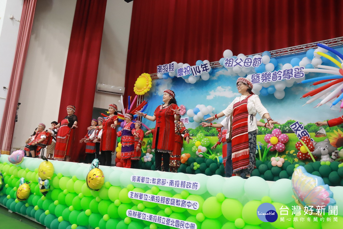 各樂齡學習中心都上台演出祖孫創意秀。(記者扶小萍攝)