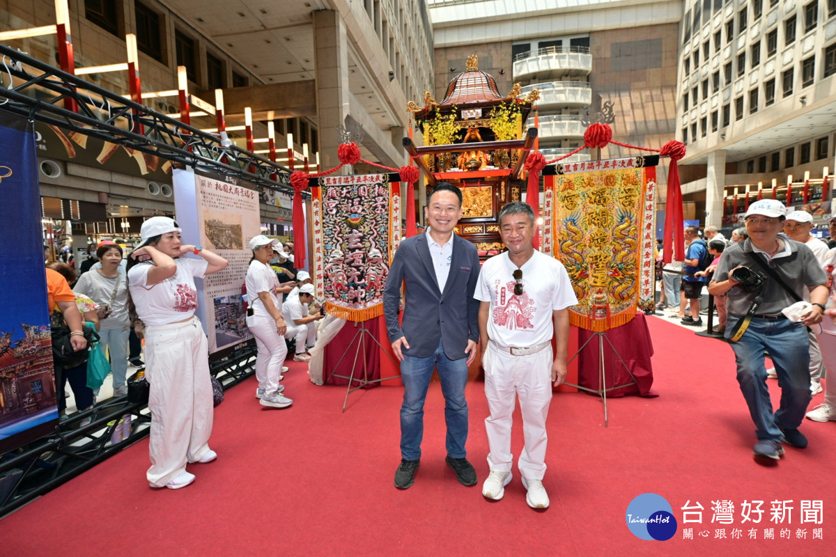 桃園市副市長蘇俊賓（左）與景福宮主委簡征潭（右）在台北車站前合影