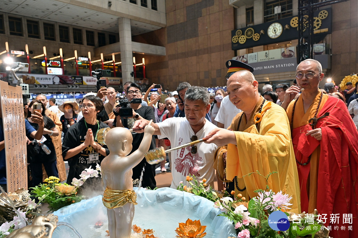 景福宮主委簡征潭與高僧共同浴佛祈求民眾行車平安