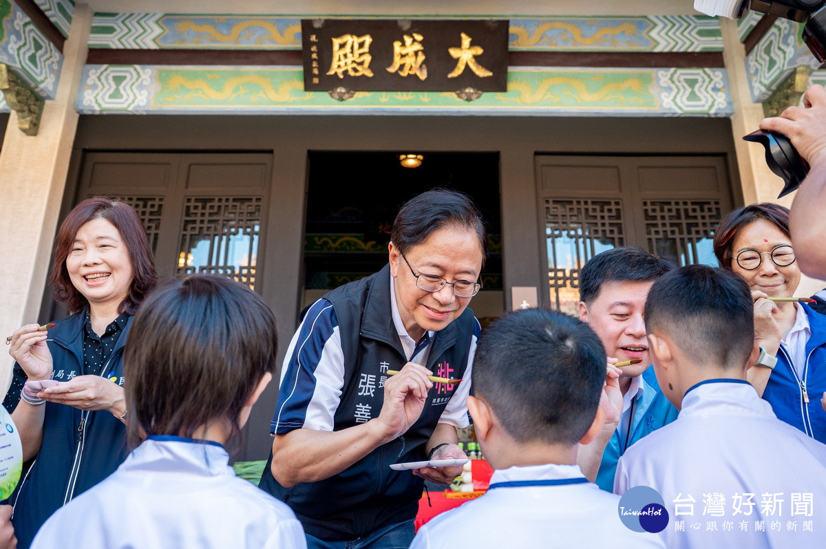 桃園市長張善政為小朋友們點硃砂,祝福他們智慧點亮、學業精進。<br /><br />