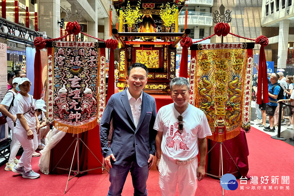 桃園市副市長蘇俊賓與桃園景福宮主委簡征潭合影。<br /><br />