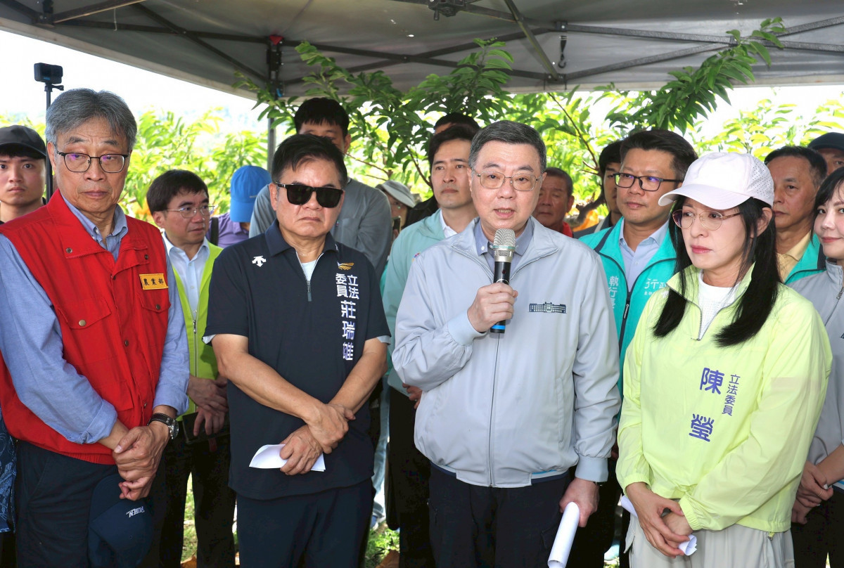 行政院長卓榮泰16日前往臺東視察農損，強調政府會從寬認定農損，全力幫助農友。（圖／行政院提供）