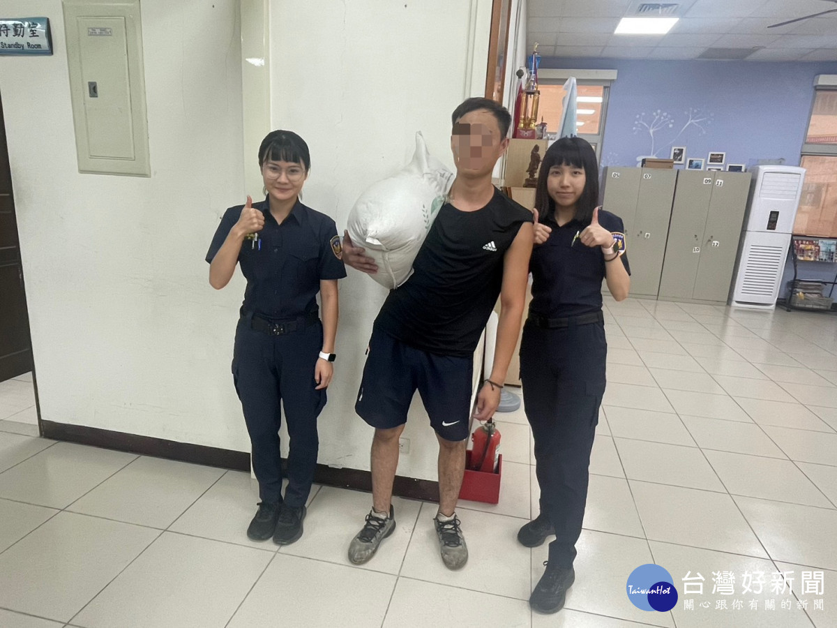 楊梅警方積極為民服務，協助尋回遺失物及幫助路倒民眾。