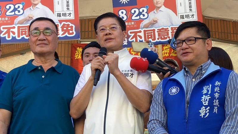 台北市副市長李四川(左)16日與羅明才(中)在新北市新店區市場掃街。中央社