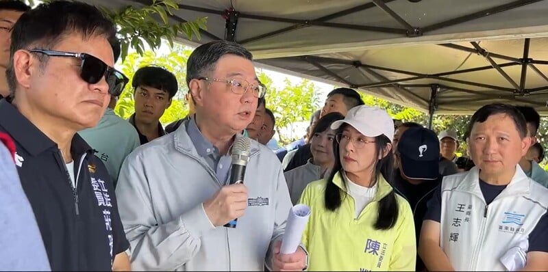 行政院長卓榮泰 (左2)16日到台東視察颱風楊柳災損時表示,要立即啟動全國電纜地下化先期評估。中央社