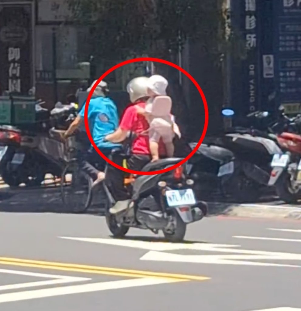 永和驚見嬰孩「站著被綁」騎機車 網友怒轟:根本是危險動作